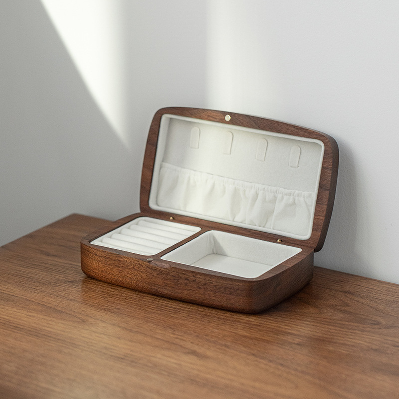 Melna valrieksta rotaslietu kastīte kāzu dāvanai, kompakta trīsdaļīga zelta kaklarota, aproce, masīvkoka rotaslietu uzglabāšanas kastīte