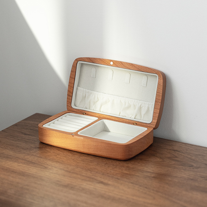 Melna valrieksta rotaslietu kastīte kāzu dāvanai, kompakta trīsdaļīga zelta kaklarota, aproce, masīvkoka rotaslietu uzglabāšanas kastīte