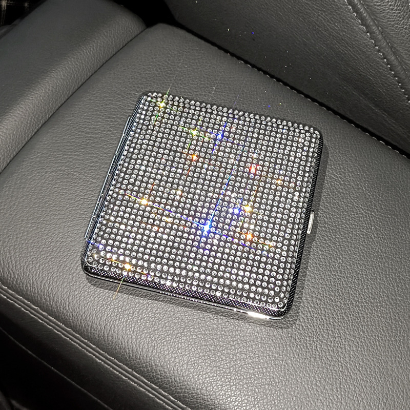 Piiriülene moodne metallist teemantidega kaunistatud sigaretiümbris kahepoolsete teemantkleebistega, isikupärastatud kaasaskantav sigaretiümbris, kandiline autosse kinnitatav naiste sigaretiümbris