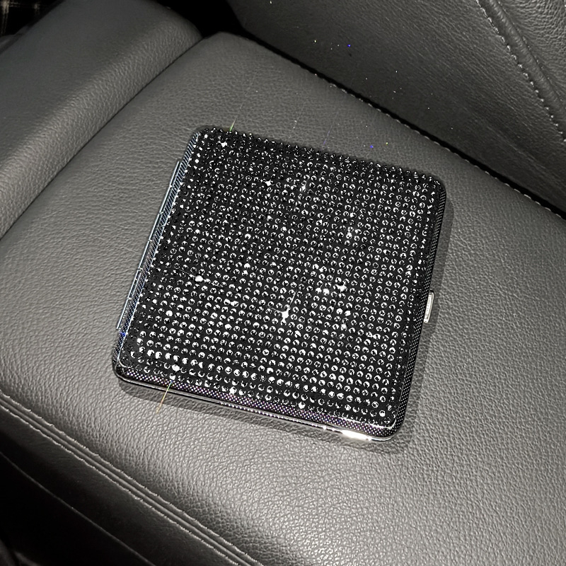 Piiriülene moodne metallist teemantidega kaunistatud sigaretiümbris kahepoolsete teemantkleebistega, isikupärastatud kaasaskantav sigaretiümbris, kandiline autosse kinnitatav naiste sigaretiümbris