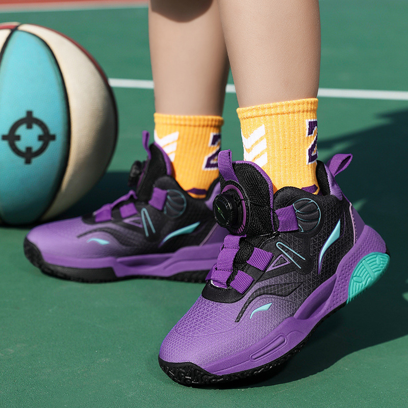 Pöörleva pandlaga poiste kingad kevadel uued võrkkangast laste korvpallijalatsid õpilastele ja teismelistele tegelikud võitlustossud helisevad