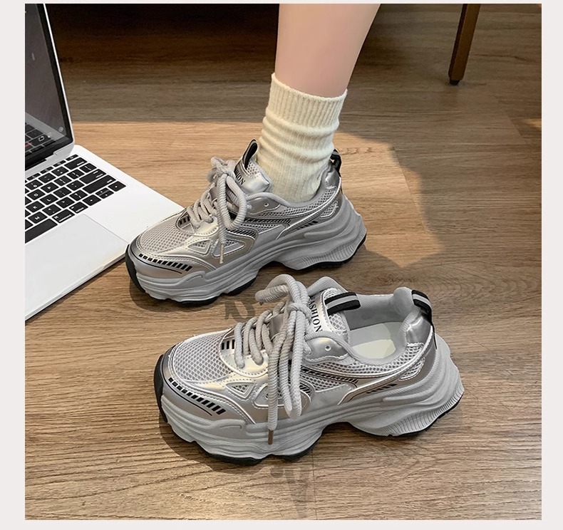 Tüdrukute tossud 2025. aasta kevad-, sügis- ja talveks. Keskkooli laste vabaaja jooksujalatsid. Tüdrukute Torre kingad. Lasteriided. Kahe puuvillaga kingad.