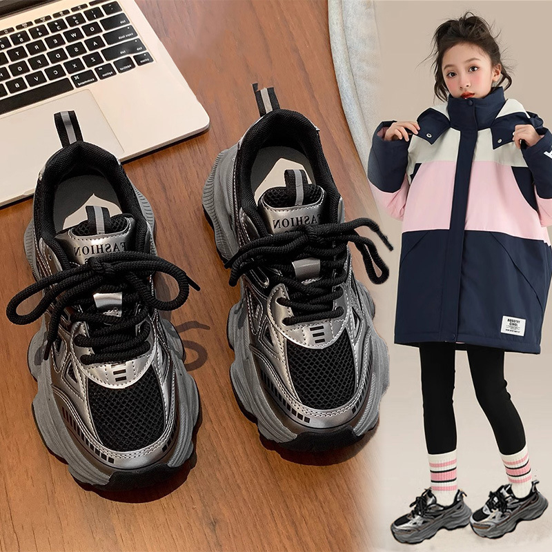 Tüdrukute tossud 2025. aasta kevad-, sügis- ja talveks. Keskkooli laste vabaaja jooksujalatsid. Tüdrukute Torre kingad. Lasteriided. Kahe puuvillaga kingad.