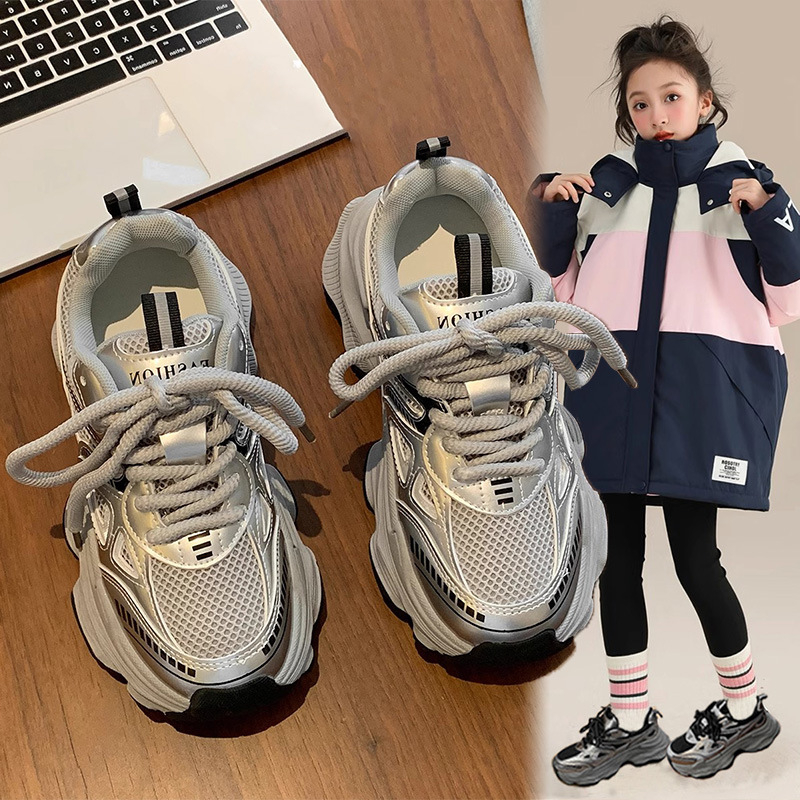 Tüdrukute tossud 2025. aasta kevad-, sügis- ja talveks. Keskkooli laste vabaaja jooksujalatsid. Tüdrukute Torre kingad. Lasteriided. Kahe puuvillaga kingad.