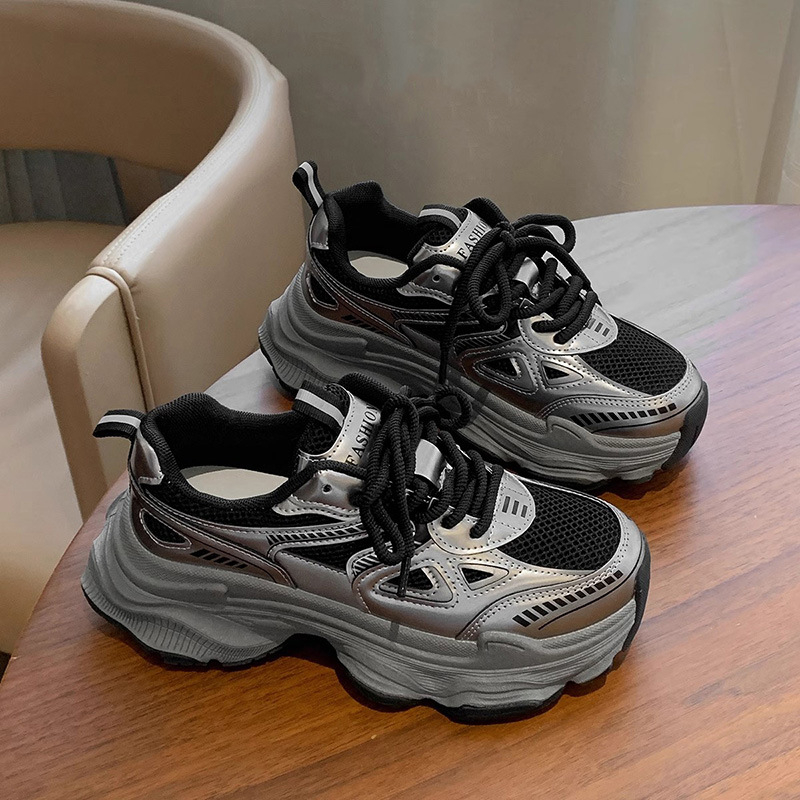 Tüdrukute tossud 2025. aasta kevad-, sügis- ja talveks. Keskkooli laste vabaaja jooksujalatsid. Tüdrukute Torre kingad. Lasteriided. Kahe puuvillaga kingad.