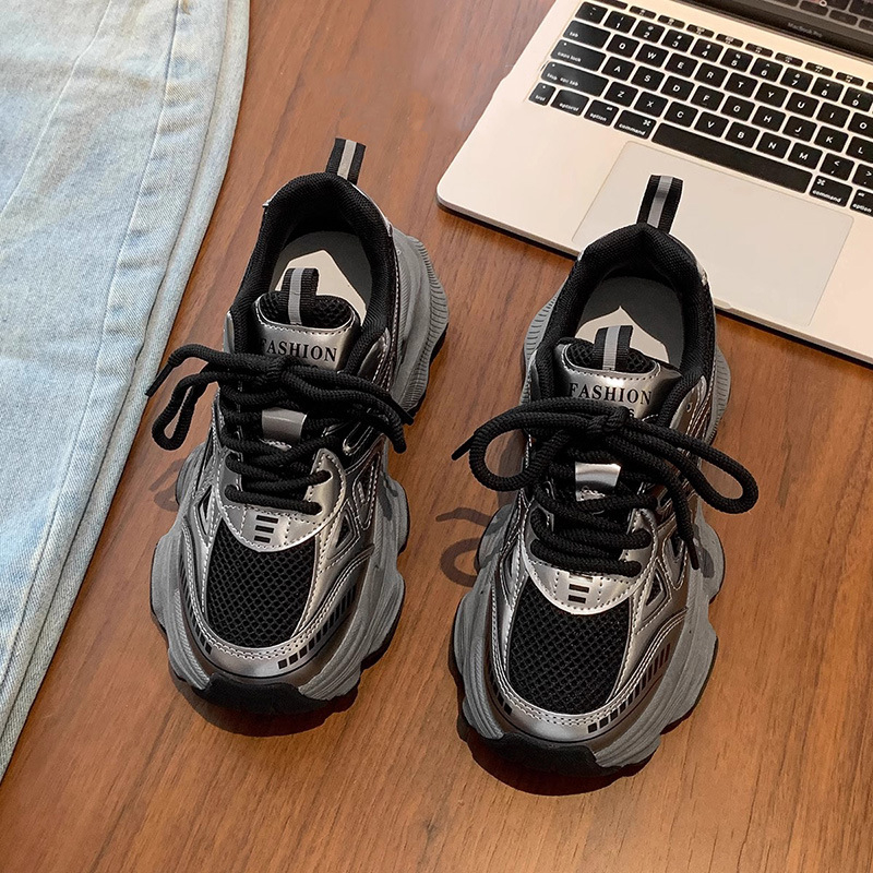 Tüdrukute tossud 2025. aasta kevad-, sügis- ja talveks. Keskkooli laste vabaaja jooksujalatsid. Tüdrukute Torre kingad. Lasteriided. Kahe puuvillaga kingad.