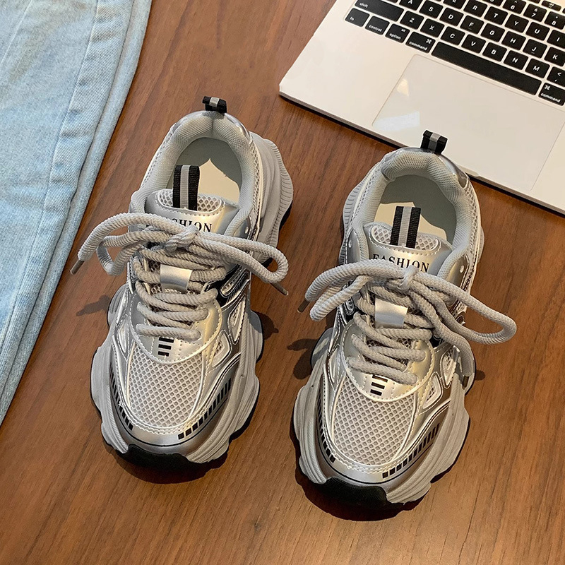 Tüdrukute tossud 2025. aasta kevad-, sügis- ja talveks. Keskkooli laste vabaaja jooksujalatsid. Tüdrukute Torre kingad. Lasteriided. Kahe puuvillaga kingad.