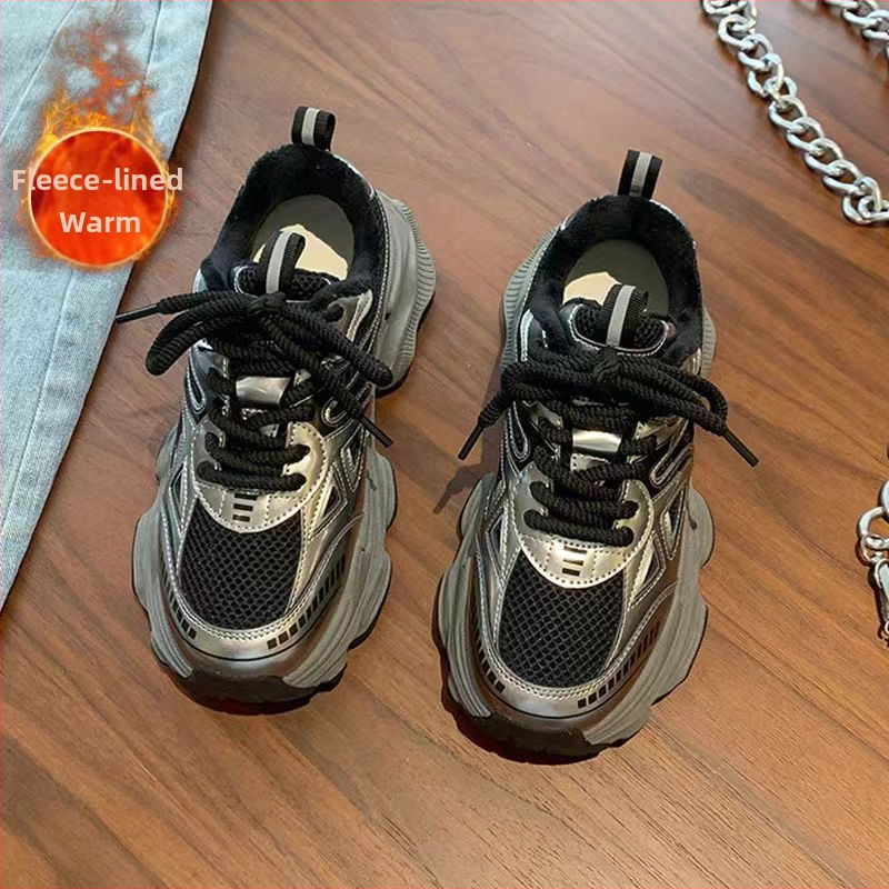 Tüdrukute tossud 2025. aasta kevad-, sügis- ja talveks. Keskkooli laste vabaaja jooksujalatsid. Tüdrukute Torre kingad. Lasteriided. Kahe puuvillaga kingad.