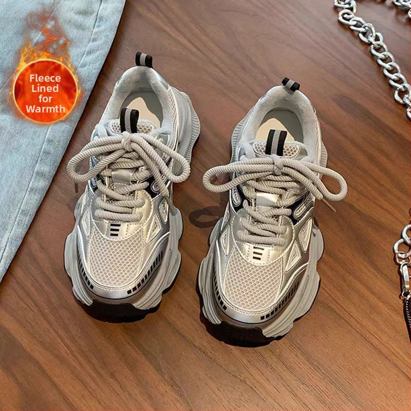 Tüdrukute tossud 2025. aasta kevad-, sügis- ja talveks. Keskkooli laste vabaaja jooksujalatsid. Tüdrukute Torre kingad. Lasteriided. Kahe puuvillaga kingad.