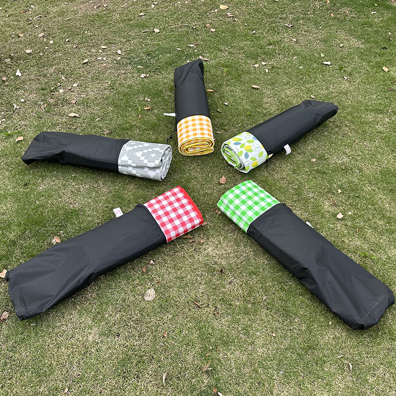 Paksendatud piknikumati välistingimustes kaasaskantav värviline kile piknikumati Internetist kuulus alumiiniumkile niiskuskindel matt ühekordselt kasutatav telkmatt tarvikud
