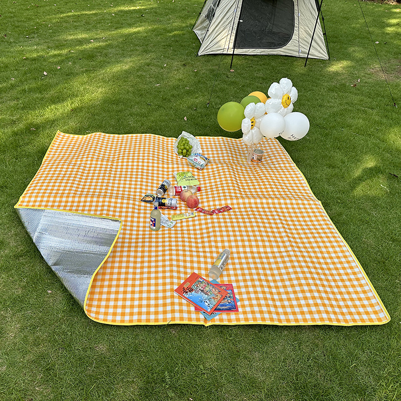Paksendatud piknikumati välistingimustes kaasaskantav värviline kile piknikumati Internetist kuulus alumiiniumkile niiskuskindel matt ühekordselt kasutatav telkmatt tarvikud