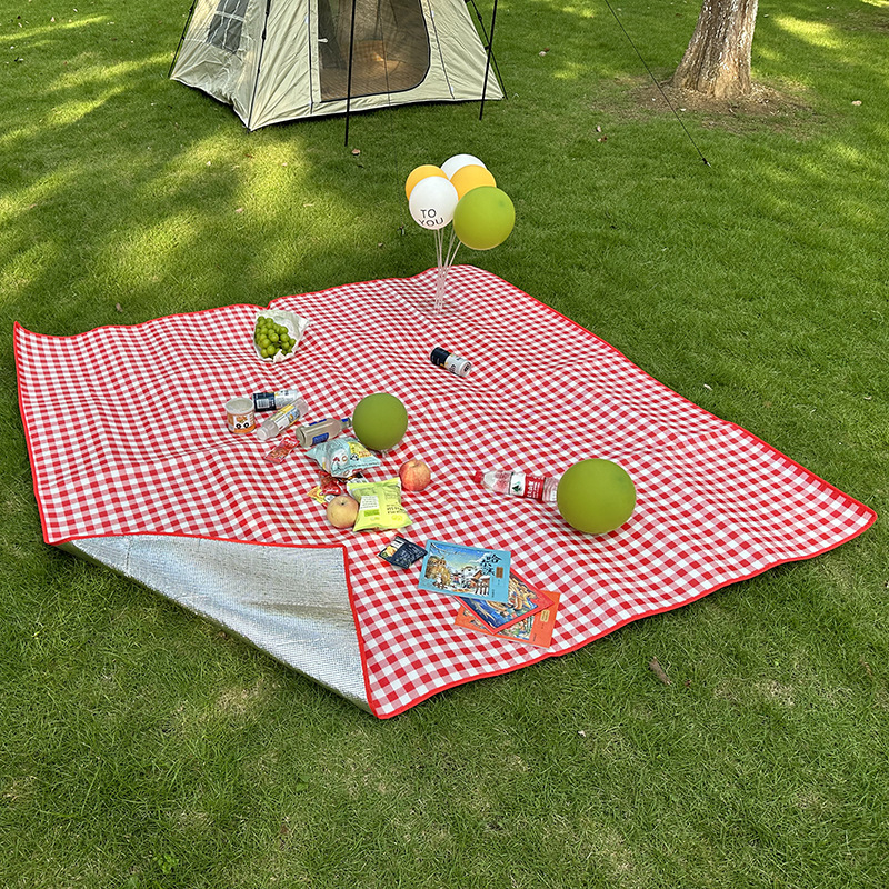 Paksendatud piknikumati välistingimustes kaasaskantav värviline kile piknikumati Internetist kuulus alumiiniumkile niiskuskindel matt ühekordselt kasutatav telkmatt tarvikud