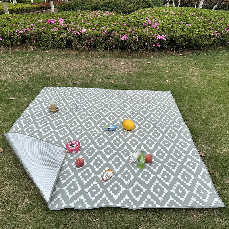 Paksendatud piknikumati välistingimustes kaasaskantav värviline kile piknikumati Internetist kuulus alumiiniumkile niiskuskindel matt ühekordselt kasutatav telkmatt tarvikud