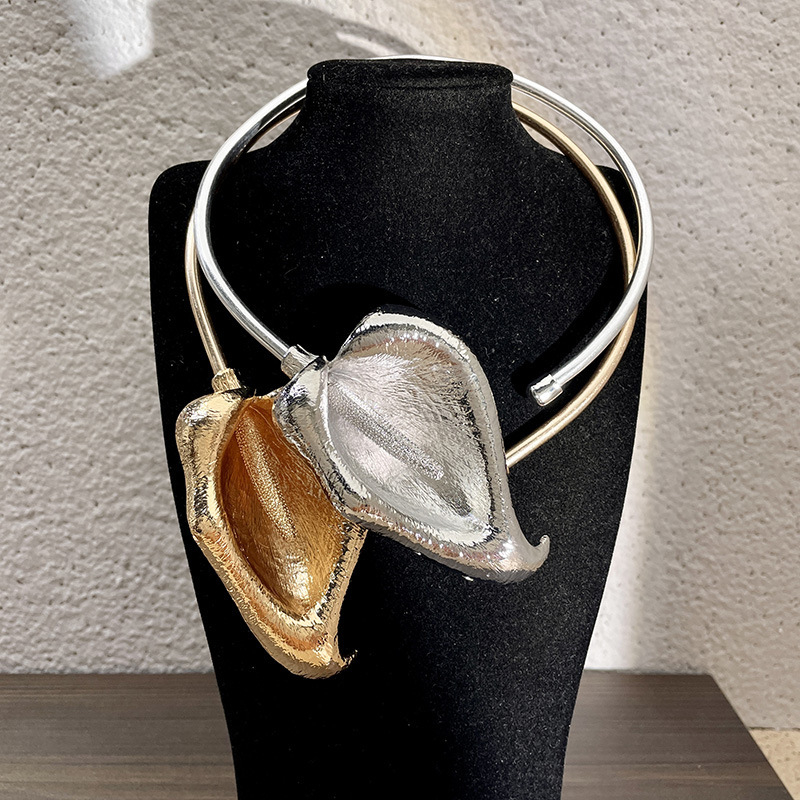 Prancūziškos retro perdėtos asmenybės kalos atviros apykaklės mados, aukščiausios klasės, trimatės gėlių banketų šventės aksesuarai