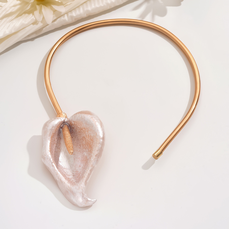 Prancūziškos retro perdėtos asmenybės kalos atviros apykaklės mados, aukščiausios klasės, trimatės gėlių banketų šventės aksesuarai