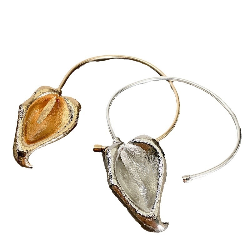 Prancūziškos retro perdėtos asmenybės kalos atviros apykaklės mados, aukščiausios klasės, trimatės gėlių banketų šventės aksesuarai