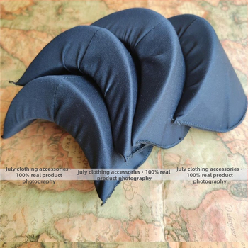 Lavakostüümi ja etenduse täisnurga all olev õlapadi, eriti laiendatud paksendatud õlapadi puuvillasest ülikonnast