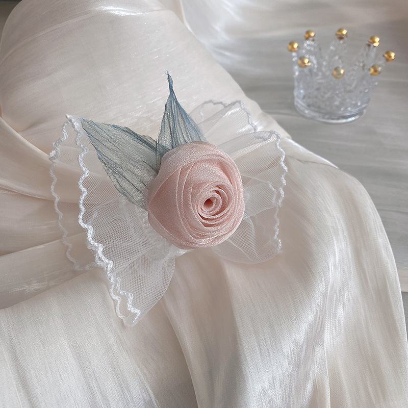 Riešo gėlė Tamsiai rožinė gėlė Raudona rankos rankovė Nėriniuota gėlė Raukšlėta apyrankė Moteriška suknelės rankovė