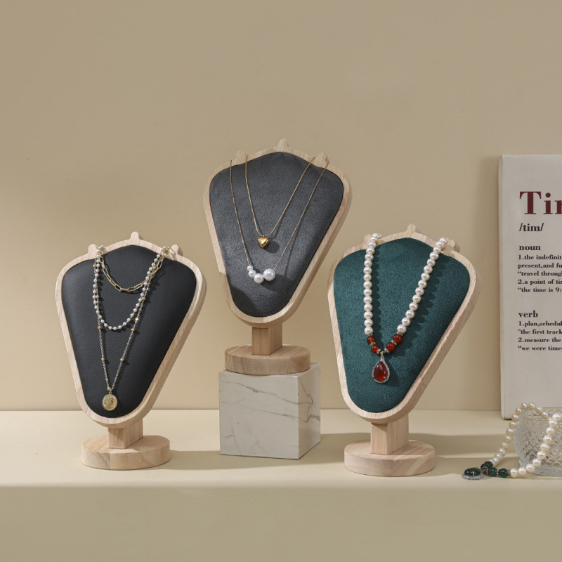 Täispuidust ehete kaelakee ehete vitriinalus, tipptasemel uus portreemodellvalgusti, luksuslik letiga kaelakee, tipptasemel otseülekanne