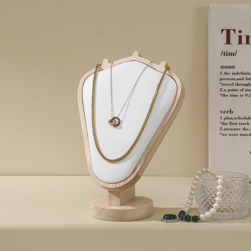 Täispuidust ehete kaelakee ehete vitriinalus, tipptasemel uus portreemodellvalgusti, luksuslik letiga kaelakee, tipptasemel otseülekanne