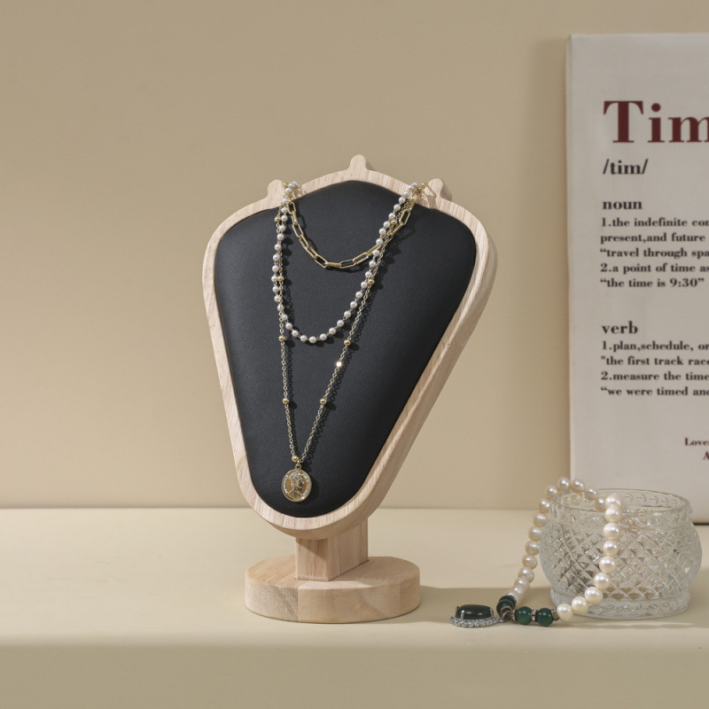 Täispuidust ehete kaelakee ehete vitriinalus, tipptasemel uus portreemodellvalgusti, luksuslik letiga kaelakee, tipptasemel otseülekanne