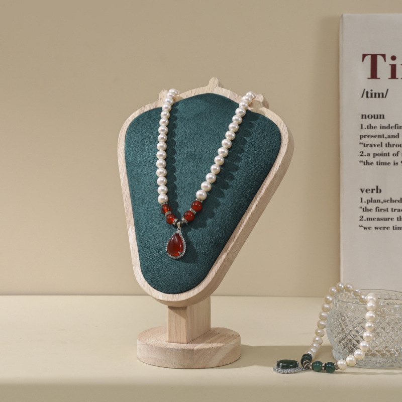 Täispuidust ehete kaelakee ehete vitriinalus, tipptasemel uus portreemodellvalgusti, luksuslik letiga kaelakee, tipptasemel otseülekanne