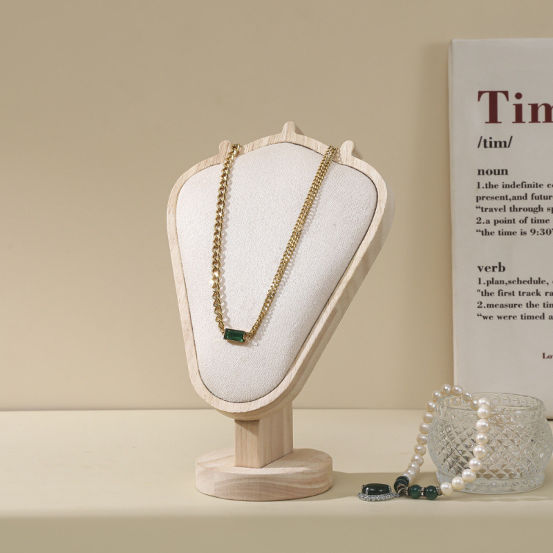 Täispuidust ehete kaelakee ehete vitriinalus, tipptasemel uus portreemodellvalgusti, luksuslik letiga kaelakee, tipptasemel otseülekanne