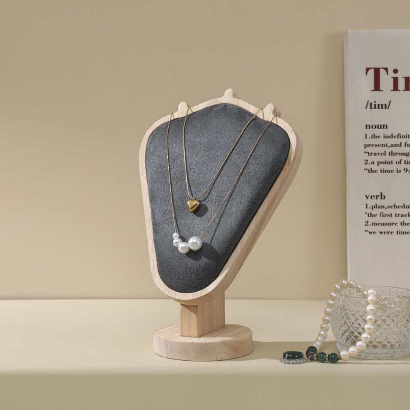 Täispuidust ehete kaelakee ehete vitriinalus, tipptasemel uus portreemodellvalgusti, luksuslik letiga kaelakee, tipptasemel otseülekanne