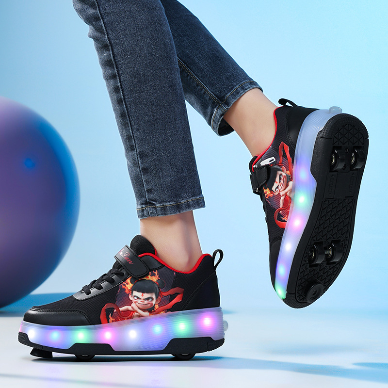 Tiesiogiai iš gamyklos parduodami vaikiški šviečiantys helooniniai batai su keturiais ratais, nematomi mokinių pačiūžų skriemuliai su ratukais, vaikščiojančios mergaitės