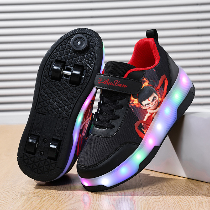 Tiesiogiai iš gamyklos parduodami vaikiški šviečiantys helooniniai batai su keturiais ratais, nematomi mokinių pačiūžų skriemuliai su ratukais, vaikščiojančios mergaitės