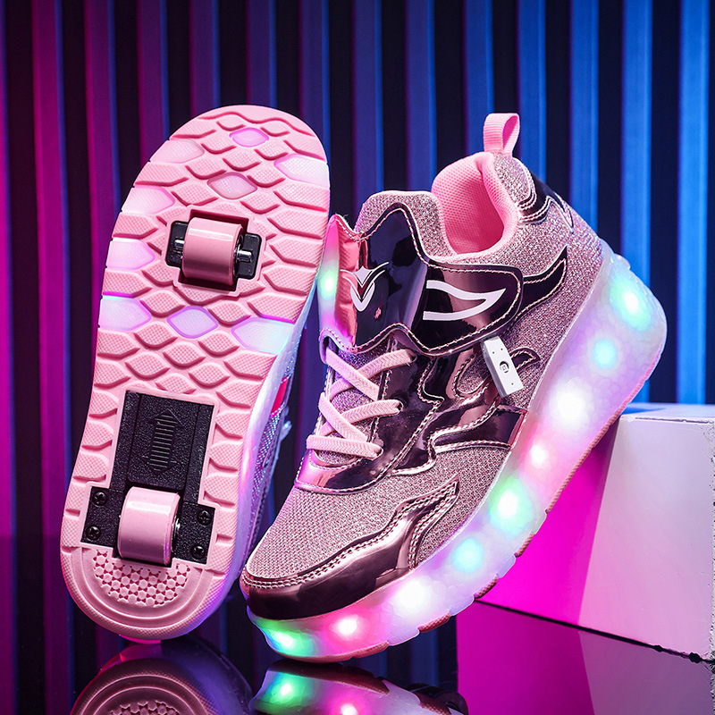 Tiesiogiai iš gamyklos parduodami vaikiški šviečiantys helooniniai batai su keturiais ratais, nematomi mokinių pačiūžų skriemuliai su ratukais, vaikščiojančios mergaitės