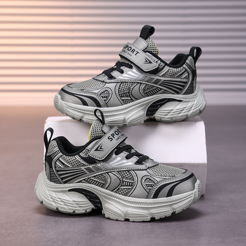 Bērnu apavi 2025. gada pavasara/vasaras modeļiem. Jauni zēnu elpojoši sieta skriešanas apavi. Bērnu ikdienas vieglie sporta apavi ar balansējošu triecienu absorbciju.