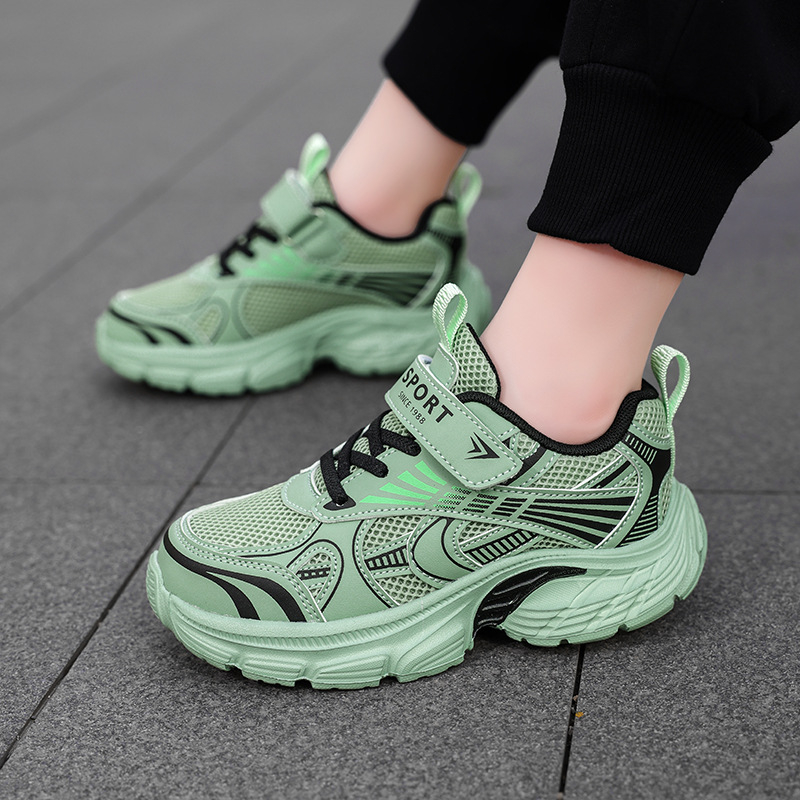 Bērnu apavi 2025. gada pavasara/vasaras modeļiem. Jauni zēnu elpojoši sieta skriešanas apavi. Bērnu ikdienas vieglie sporta apavi ar balansējošu triecienu absorbciju.