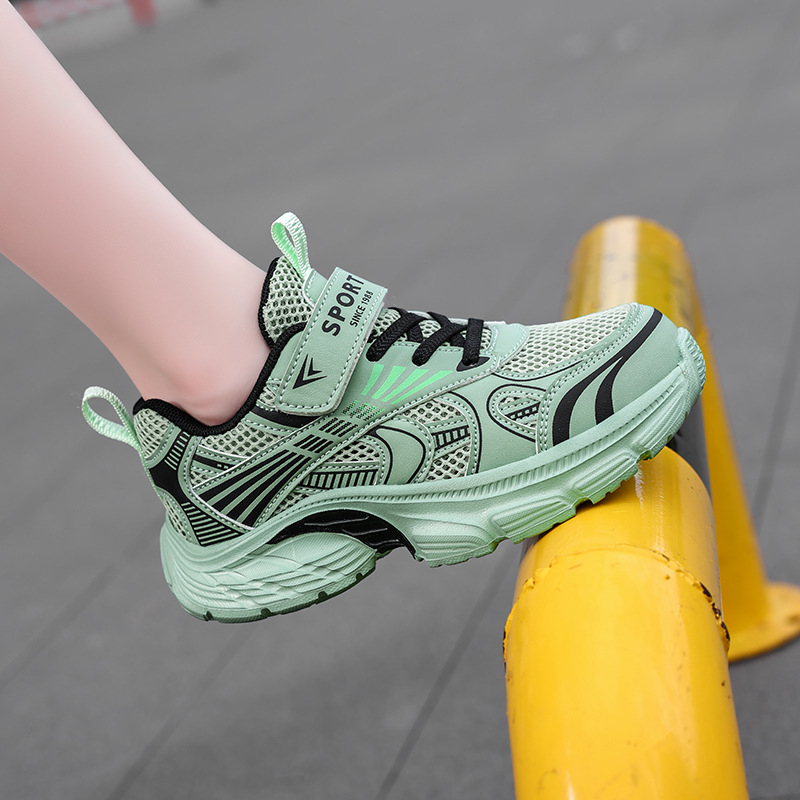 Lastejalatsid 2025. aasta kevad/suvi uued poiste hingavad võrgust jooksujalatsid laste vabaaja kerged spordijalatsid tasakaalustatud lööke neelava materjaliga