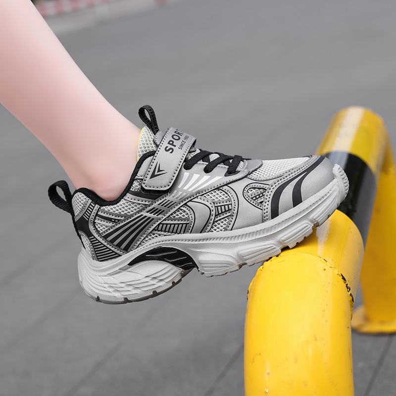 Lastejalatsid 2025. aasta kevad/suvi uued poiste hingavad võrgust jooksujalatsid laste vabaaja kerged spordijalatsid tasakaalustatud lööke neelava materjaliga