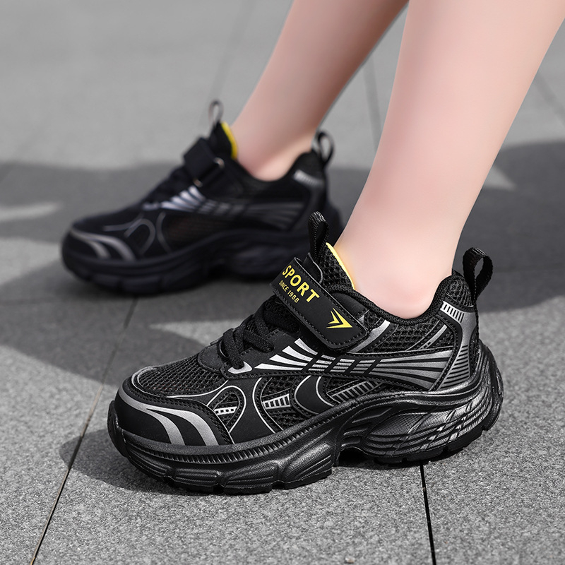 Lastejalatsid 2025. aasta kevad/suvi uued poiste hingavad võrgust jooksujalatsid laste vabaaja kerged spordijalatsid tasakaalustatud lööke neelava materjaliga