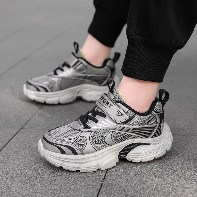 Lastejalatsid 2025. aasta kevad/suvi uued poiste hingavad võrgust jooksujalatsid laste vabaaja kerged spordijalatsid tasakaalustatud lööke neelava materjaliga