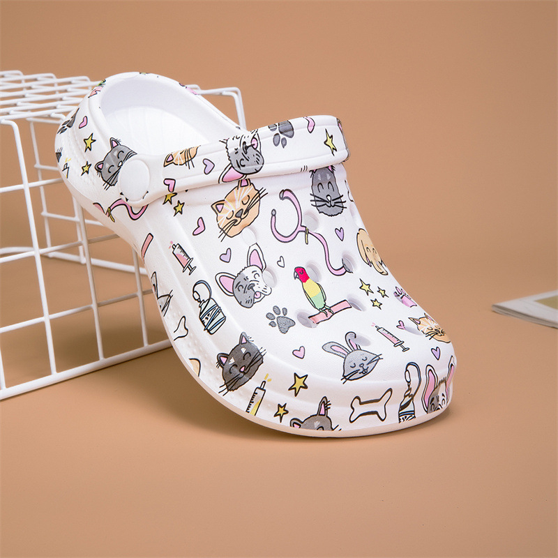 Pārrobežu bērnu čības 2025. gada vasaras jaunie caurumi zēniem un meitenēm iekštelpu jauki multfilmu apdrukāti pludmales apavi vairumtirdzniecībā