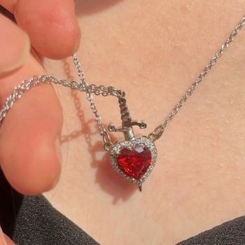 Tarptautinis perkamiausias Valentino dienos dovanų rinkinys su „Strėle per širdį“ – rubino ir meilės durklo, deimanto ir raktikaulio grandinėle