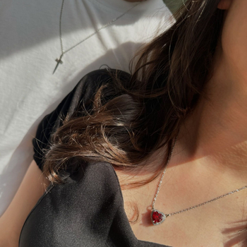 Tarptautinis perkamiausias Valentino dienos dovanų rinkinys su „Strėle per širdį“ – rubino ir meilės durklo, deimanto ir raktikaulio grandinėle