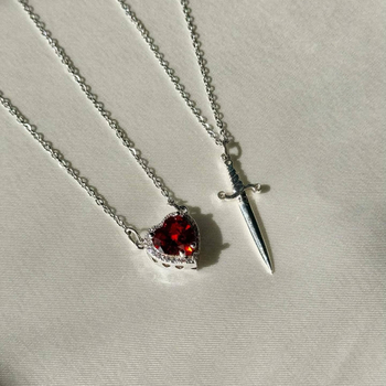 Tarptautinis perkamiausias Valentino dienos dovanų rinkinys su „Strėle per širdį“ – rubino ir meilės durklo, deimanto ir raktikaulio grandinėle