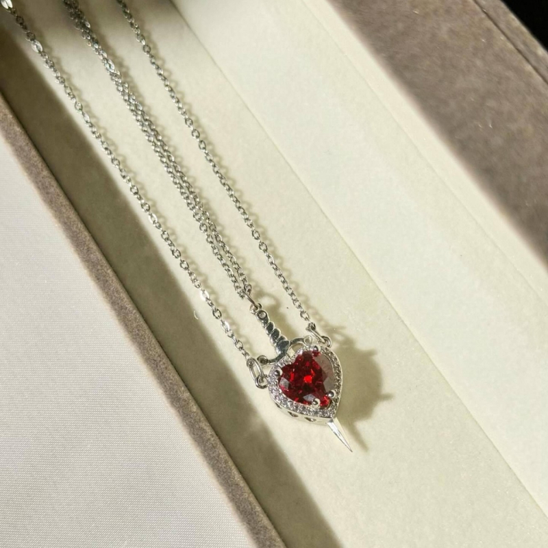 Tarptautinis perkamiausias Valentino dienos dovanų rinkinys su „Strėle per širdį“ – rubino ir meilės durklo, deimanto ir raktikaulio grandinėle