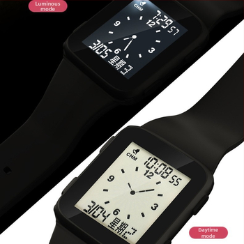 2025. gadā tika laists klajā jauns modelis. Daudzfunkcionāls, gaismas laika nedēļas kalendārs. Ūdensizturīgs, moderns digitālais pulkstenis pamatskolas un vidusskolas skolēniem.