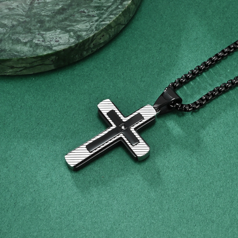 Oriģināla nerūsējošā tērauda trīsslāņu kombinēta tvīla divkrāsu krusta kulona personības nerūsējošā tērauda kaklarota, kas atbilst kakla ķēdītei