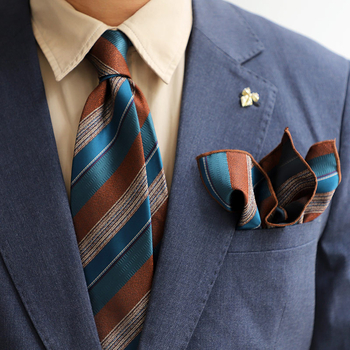 Vintažinio kontrastingos spalvos dryžuotas britiškas atmosferinis kaklaraiščio vyriškas kišeninis rankšluosčių komplektas korėjietiško stiliaus verslo džentelmeno gamyklos vietoje suknelė