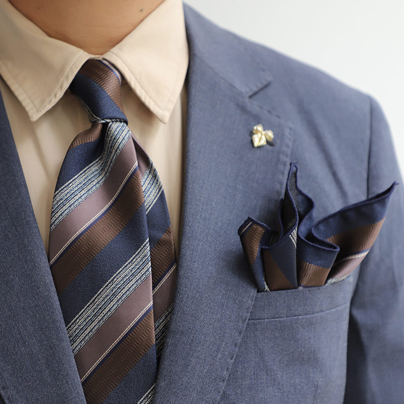 Vintažinio kontrastingos spalvos dryžuotas britiškas atmosferinis kaklaraiščio vyriškas kišeninis rankšluosčių komplektas korėjietiško stiliaus verslo džentelmeno gamyklos vietoje suknelė