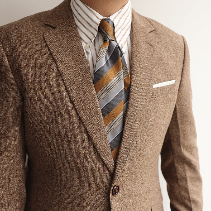 Vintažinio kontrastingos spalvos dryžuotas britiškas atmosferinis kaklaraiščio vyriškas kišeninis rankšluosčių komplektas korėjietiško stiliaus verslo džentelmeno gamyklos vietoje suknelė