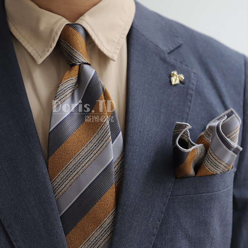 Vintažinio kontrastingos spalvos dryžuotas britiškas atmosferinis kaklaraiščio vyriškas kišeninis rankšluosčių komplektas korėjietiško stiliaus verslo džentelmeno gamyklos vietoje suknelė