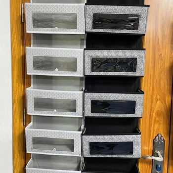 Penkių sluoksnių neaustinio audinio durelių galinis daiktadėžės pakabinamas krepšys Keturių sluoksnių durelių galinis daiktadėžės pakabinamas krepšys su permatomu langeliu Daugiasluoksnis organizavimui skirtas pakabinamas krepšys