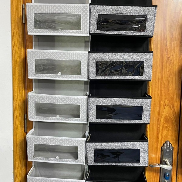 Penkių sluoksnių neaustinio audinio durelių galinis daiktadėžės pakabinamas krepšys Keturių sluoksnių durelių galinis daiktadėžės pakabinamas krepšys su permatomu langeliu Daugiasluoksnis organizavimui skirtas pakabinamas krepšys